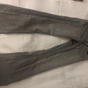 Lowaist bootcut jeans - Snygga grå bootcut byxor från Gina , de är lite slitna men knappt täcken på andvänding , de är bootcut ser bara lite raka ut på bilden , dm för mer bilder , pris kan diskuteras , är i 158 men jag som är 165 tycker de passar mgi och är inte alls korta i benen 