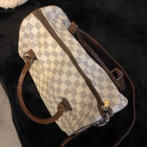 L&V AXELVÄSKA 😍 - Louise Vuttion axelväska grå & vit med bruna Axelband super snygg och rymmer bra😍❤️