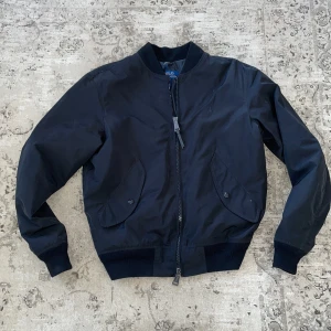  Ralph louren bomber jacket - Tjena den här ralph louren jackan är som ny och knappt använd, och inga hål. Nypris 3195kr Den har en stilren look. Perfekt för hösten