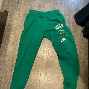 Nike Mjukisbyxor - Använda typ en gång, inte min grej. Köpta på stadium för typ 7-800 😅 sköna som fasen dock