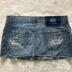 As snygg lowrise jeanskjol från Victoria Beckham  - Super snygg jeanskjol från Victoria Beckham säljer då den inte kommit till användning ❤️står L i den men e som en Small