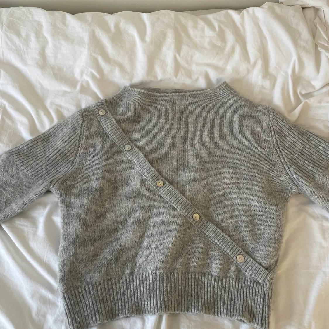 Grå tröja med knappar  - 3