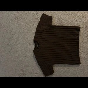 Brun ribbad kortärmad tröja - Säljer en brun ribbad tröja med korta ärmar. Aldrig använd!💓