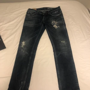 Blå skinny jeans från Dondup  - Snygga blå skinny jeans, mer som slim faktiskt , från Dondup med slitna detaljer. De har en klassisk femficksdesign och är perfekta för en avslappnad stil. Storleken motsvarar 32/32. Är i Orginalskick och är köpta från butik för ungefär 3400kr. 