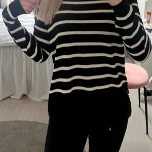 Svart och vit randig tröja från Vero Moda - Säljer en snygg svart och vit randig tröja från Vero Moda i storlek s.