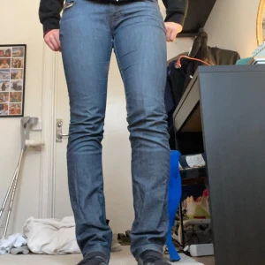 Blå jeans från Tiger of Sweden - Snygga blå jeans från Tiger of Sweden i modellen Skogsberg Clear. De har en klassisk design med en rak passform och normal midja. Perfekta för en stilren look. Storleken är 30/34 och passar mig i längden som är 177cm lång.