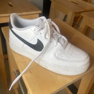 Nike air force 1 - Säljer ett par helt oanvända Nike air force 1cita med svart logga. Som sagt aldrig använda och i storlek 38.5. Fri frakt vid snabb affär