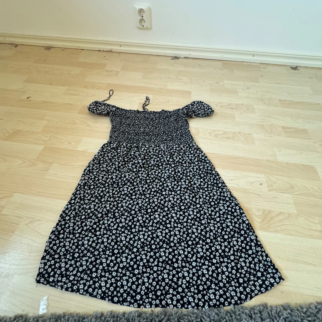 Svart blommig klänning från Sister