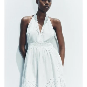 Zara klänning - Säljer denna super söta vita klänningen från Zara klänning. Klänningen har en halterneck-design och knytning i nacken. Ny med prislappen kvar. Slut på hemsidan!
