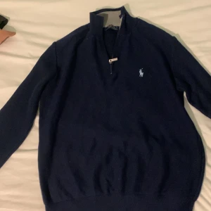 Ralph lauren zipp - Tja säljer min brorsas Ralph lauren zipp pga han har ingen användning och behöver pengar, skriv till mig vid några frågor 😊 