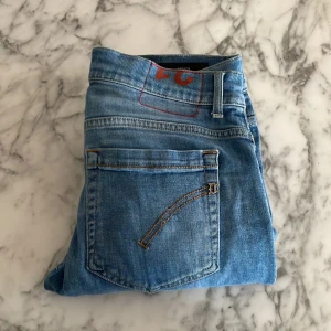 Blå jeans från Dondup - Hej! Jag säljer dessa riktigt feta Dondup jeans i storlek w31 men kan passa w30. Jeansen är riktigt bra skick och har inga defekter! Hör av er om ni har några frågor!😊
