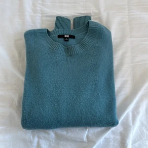 Turkos tröja ifrån uniqlo - Säljer denna bekväma tröja ifrån uniqlo då den inte används längre. 