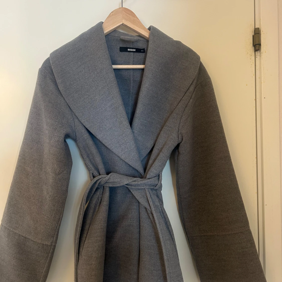 Grå kappa från Bik Bok - 4