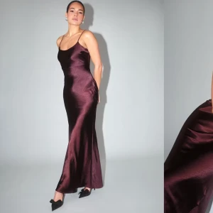 Balklänning - En vinröd satin långklänning. Perfekt att ha som balklänning eller till finare middagar eller fester. Oanvänd med prislapp kvar. Skriv för fler bilder☺️nypris 499,95