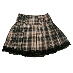 Två kjolar - Två olika kjolar som säljes tillsammans. Båda har exakt samma typ av mönster och samma färg, med olika designs. Dom har dragkedja på sidan. Första bilderna ser man inte färgen så bra, så den sista bilden är den ”riktiga” färgen på båda kjolarna. Båda storlek XS