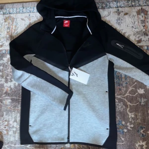 Nike tracksuit  - Säljer en helt ny Nike dress nypris på 2750kr då jag råka dra av lapparna på koftan och byxorna som jag nu ångrar fick hem den igår byxorna är storlek m. koftan är på storlek s 