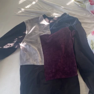 Svart och grå tröja från La Vichy - Säljer en stilren tröja från La Vichy i svart och grått med en unik design. Tröjan har långa ärmar och en rund halsringning. Perfekt för en trendig look, använd bara en gång eftersom den är för liten. Hör av dig vid intresse!