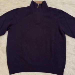 Brunello Cucinelli Bergdorf Quarterzip  - Säljer nu min sjukt snygga Quarter zip ifrån Brunello Cucinelli (bergdorf goodman) i mycket fint skick. Nypris på cirka 7-8 tusen🙂 hör av er vid frågor & funderingar!🤝