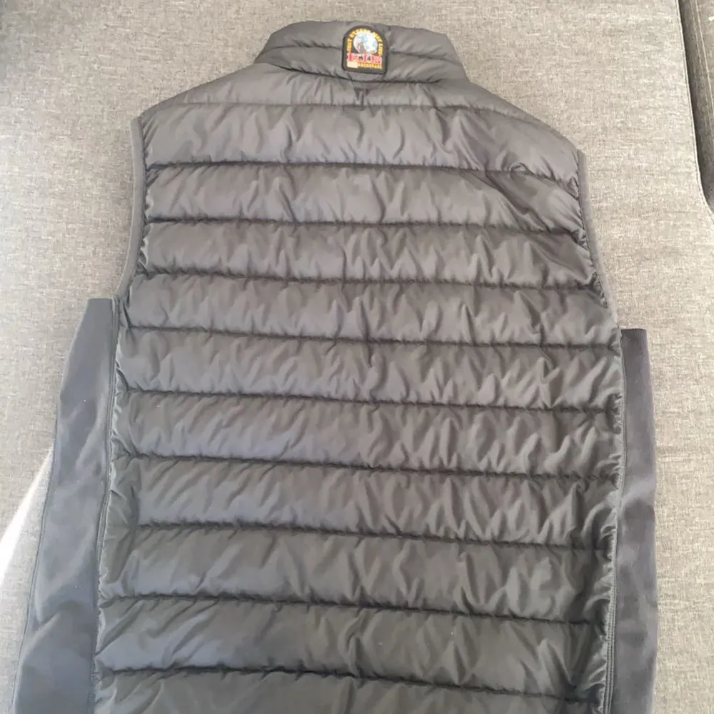 Säljer en svart dunväst från Parajumpers i superlätt material. Västen har dragkedja framtill och två fickor med dragkedjor. Perfekt för kyliga dagar med sin quiltade design och höga krage. STORLEK: S. COND: 8/10. Takit.