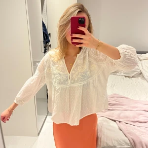 Vit blus  - Vit blus med broderier och trekvartsärm