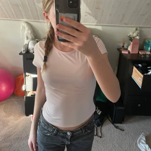 Ljusrosa t-shirt från SHEIN - Säljer en ljusrosa t-shirt från SHEIN i storlek XS. T-shirten är kortärmad och tillverkad i ett mjukt bomullsmaterial. Andvänd några gånger men inte många! Bra skick och pris kan diskuteras!💕