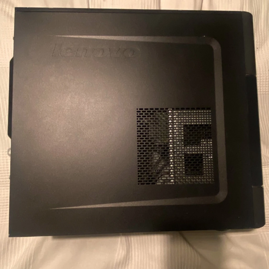 Svart Lenovo stationär dator  - 1