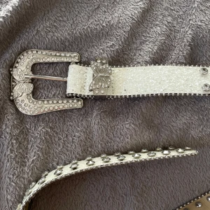 Butterfly Belt y2k - helt oanvänd, äger inget måttband så vet inte hur lång den är :/ men den passar XS-S då jag är XS men den är lite för stor för mig.