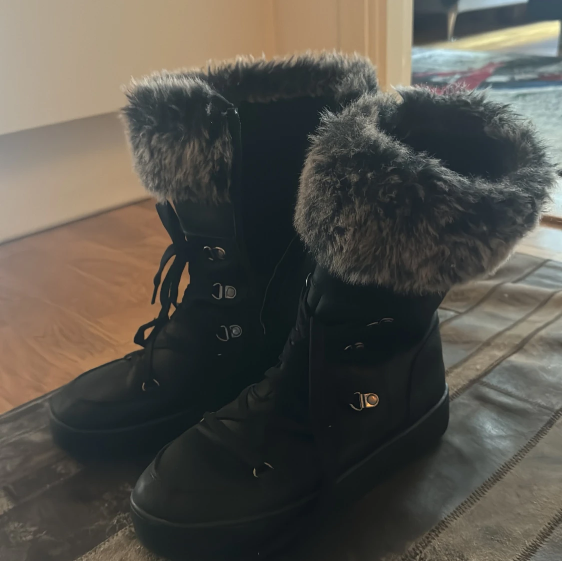 Svarta vinterboots med fuskpäls - 1