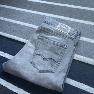 Replay jeans  - Snygga grå jeans från Replay med klassisk femficksdesign. De har en stilren look med en diskret logga på bakfickan. Perfekta för en avslappnad stil. Slim fit, sitter som W29 L 30. Pris kan diskuteras vid snabbaffär