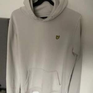 Säljer denna hoodie pga att den inte används över huvudtaget längre. Vill bara få den såld därför säljer jag billigt. Skick 8/10