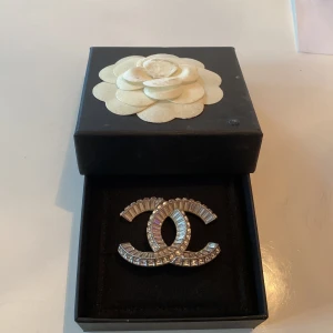 Chanel brosch  - Säljer min super fina Chanel brosch 🤍 sälj för över 10 000kr 