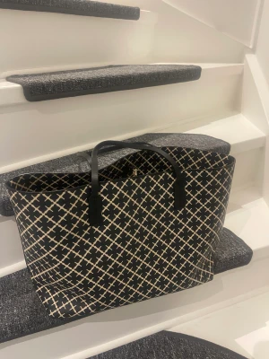 By malina Birger väska  - Säljer min By Malina Birger väska som är i väldigt bra skick både invändigt och utvändigt 