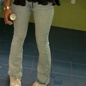 Ljusblå jeans med låg midja och utsvängda ben - Säljer ett par snygga ljusblå jeans med låg midja och utsvängda ben. De är i storlek XS och i fint skick! Skriv gärna för mer information!
