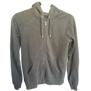 Svart zip up hoodie  - Svart zip up hoodie från Cubus🩷 storlek S
