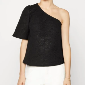 One shoulder  - En väldigt fin one shoulder tröja från vila. Har endast varit använd en gång och är i nyskick. 