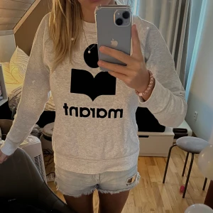 Isabel marant tröja - Säljer min maranttröja då den inte används längre! Nypris 3200kr. Storlek 38 men passar perfekt på mig som brukar ha 34-36🩷 Tvättade den för varmt vid ett tillfälle så märket har en liten slitning (bild 4), men inget som syns- alla bilder är egna💖💖