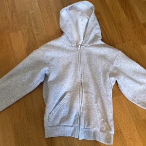 Grå zip hoodie💕 - Knappt använd ljusgrå zip hoodie i bra skick💕. 