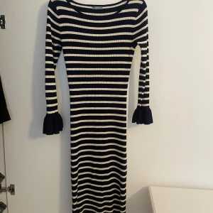Randig stickad klänning - Superfin passar S/M