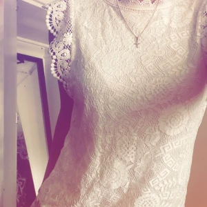 Vit blus - Oanvänd vit blus från Pieces, i storlek 34/XS! Skriv innan om du är intresserad av att köpa❗️