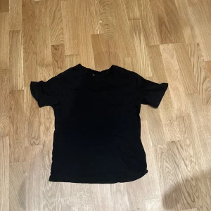 Svart basic t-shirt  - Använd i bra skick 