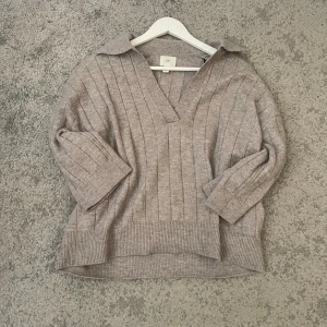 Stickad tröja från H&M - Bra skick knappt använd fåtal gånger  Storlek S 