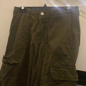 Cargobyxor  - Säljer dessa cargo byxor som är köpte på only. Dem är sparsamt använda och inga hål eller missfärgningar. Dem är lite militärgröna och i längd 32