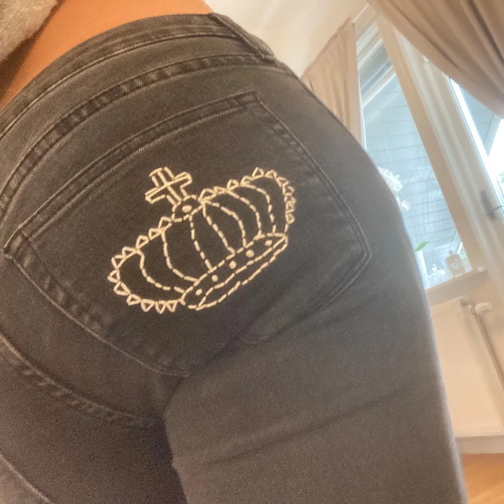 Lågmidjade bootcut jeans som är omsydda till långmidjat och längre ”ben”. Kronan på fickan är också dit sydd. Jeans & Byxor.