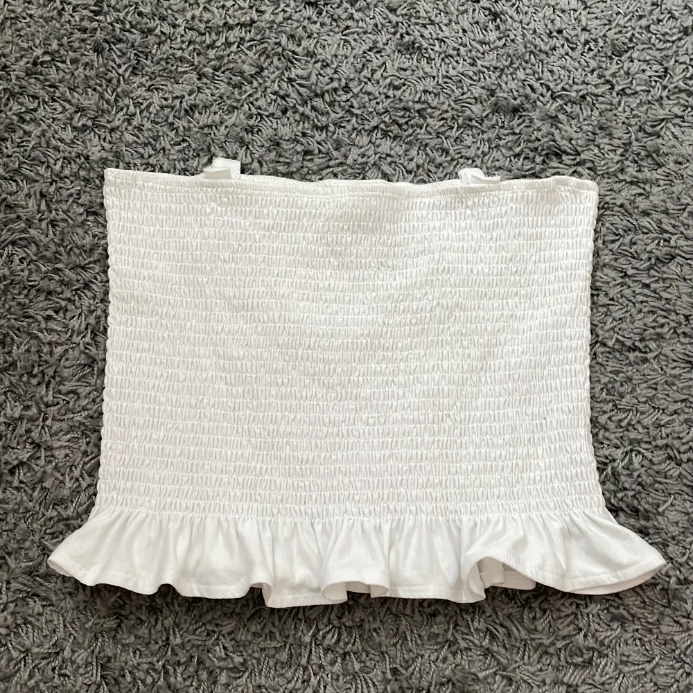 Linne från h&m där jag klippt av banden så man även kan ha den dom kjol🫶🏼. Yläosat.