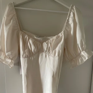 Kläning nakd - Säljer denna jätte söta kläning från nakd, aldrig använd och prislapp kvar. 💞