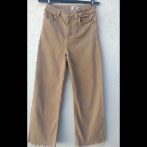 Utsvängda jeans från lager 157 - Jeansen är i bra skick och har inte använts ofta, säljs för att de inte längre passar. 