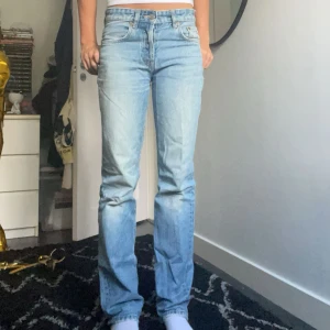 Jeans - Snygga jeans ifrån Zara💝 Midjemått: 36 cm ish, passar 35 och 37 också! Ytterbenslängd: 104 cm Innerbenslängd: 80 cm  Skriv gärna om du är intresserad! Byxorna är lite slitna längst ner som man ser på bilden