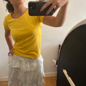 Gul t-shirt - Säljer en enkel och snygg gul t-shirt. Perfekt för sommardagar eller som ett basplagg i garderoben. T-shirten har korta ärmar och är gjord i ett mjukt och bekvämt material. Passar bra till både jeans och kjolar.