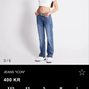 Blå straight jeans  - Hej! Jag säljer ett par straight/baggy blåa jeans som har inte använd mer än en månad.💕