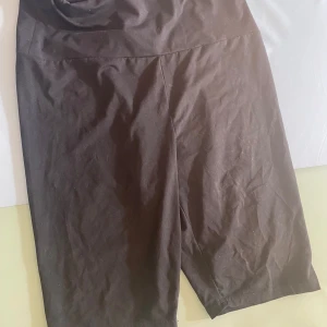 Svarta byxor - Säljer ett par svarta cykelbyxor. De är bekväma och gjort av tyg. Perfekta för vardagsbruk eller avslappnade tillfällen samt träning.